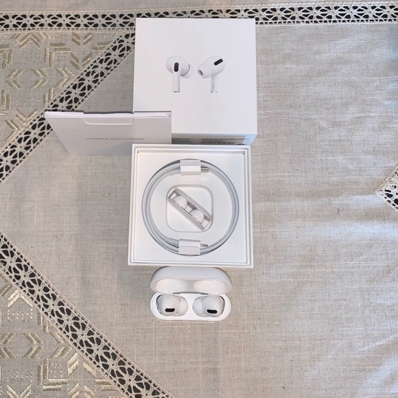 Apple White Earbud Headphones with Charging Case